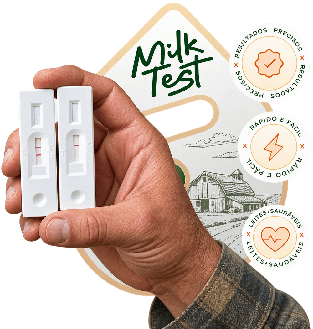 Mão de produtor rural segurando dois testes rápidos MilkTest® de leite A2